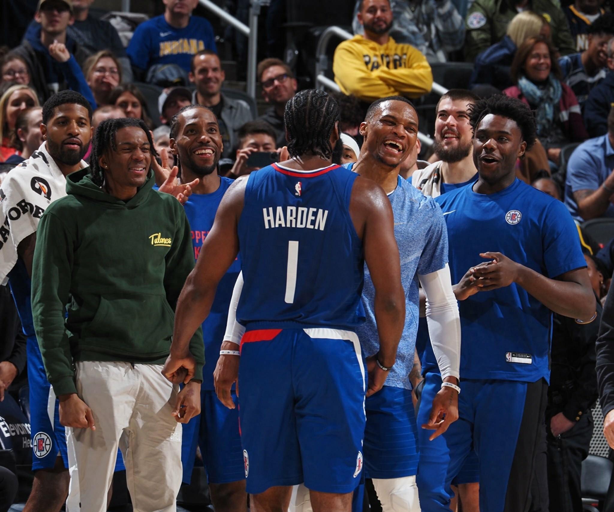 菲尼克斯太阳迎荷甲关键赛；赛后绝杀压哨；话题不断；团队化学反应显著(菲尼克斯太阳队最新消息最新消息今天)