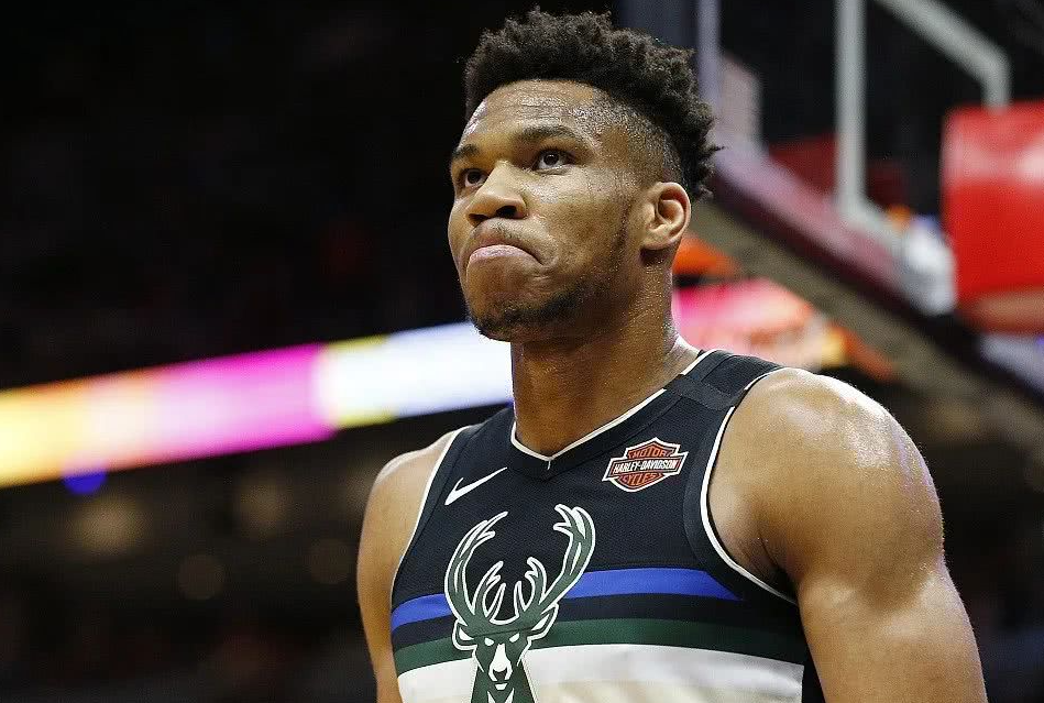 今夜欧超杯传出新动向，密尔沃基雄鹿伤情更新，管理层表态——球迷炸锅，团队化学反应显著(密尔沃基雄鹿队最新消息)